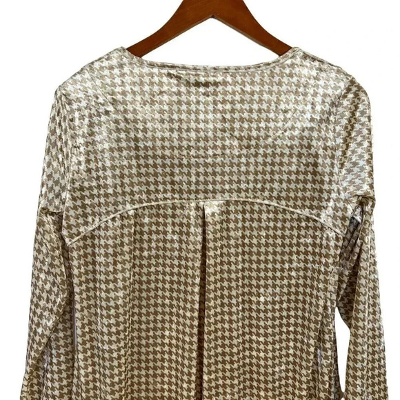 Multiples Tan and White Houndstooth Velvet Long Sleeve Blouse Curved Hem Relaxed - Picture 4 of 6